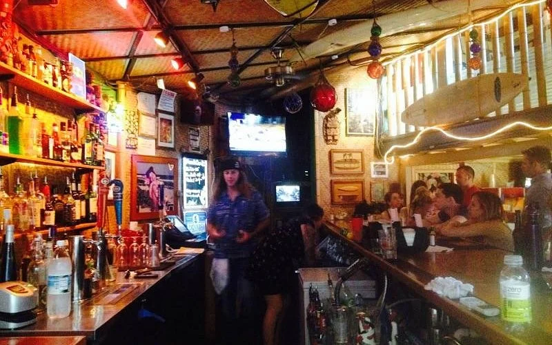 Arnold's Beach Pub - Outdoor Seating in Honolulu