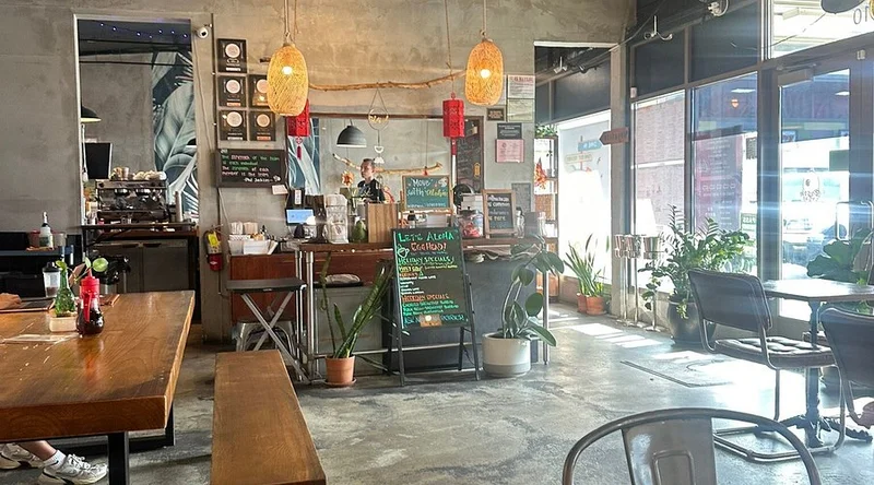 Egghead Cafe - Family Style in Oahu