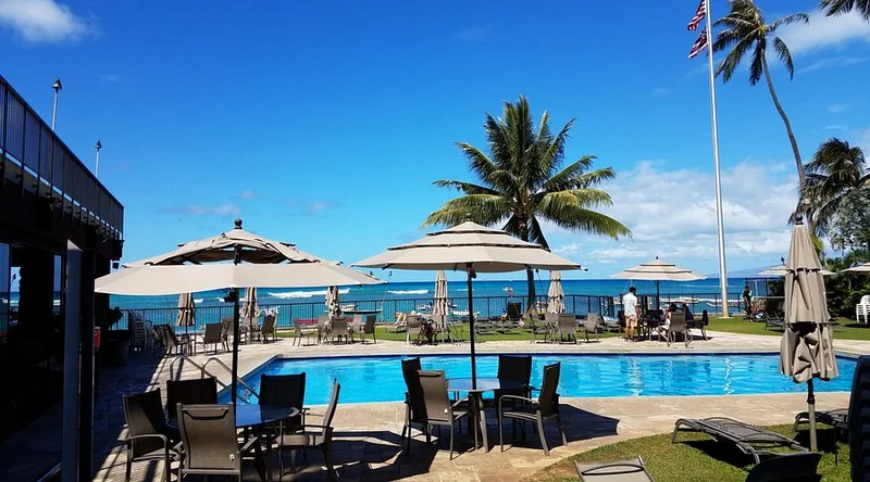 Elks Lodge - Outdoor Seating in Honolulu