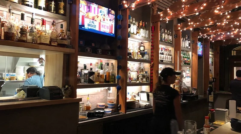 Encore Saloon - Best Spanish Restaurants in Honolulu