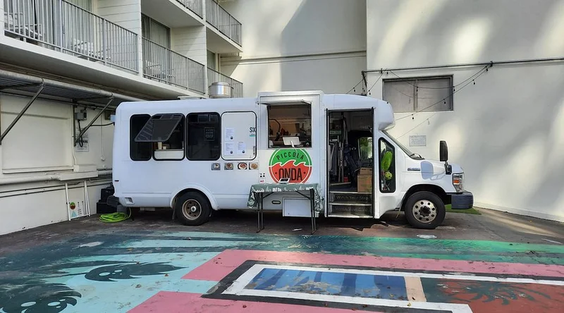 Piccola Onda Waikiki Beach - Italian in Oahu