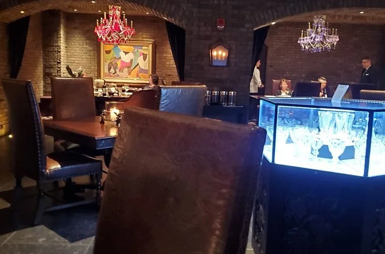 Vintage Cave Club - Best Bar Restaurants in Oahu