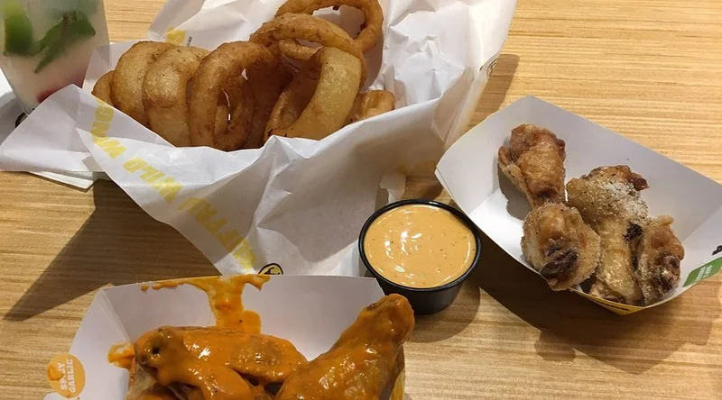 Buffalo Wild Wings (46-056 Kamehameha Hwy E-01 Windward Mall) - Seating in Kaneohe