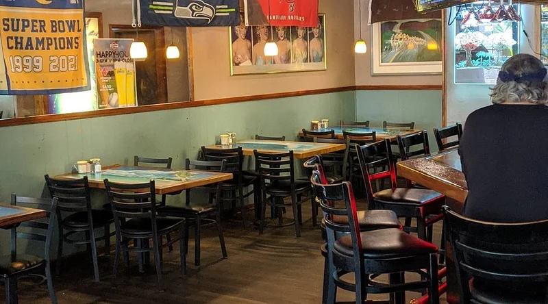 Dollie's Pub & Cafe - Full Bar in Lahaina